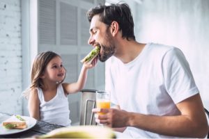 Pappa och dotter vid matbordet