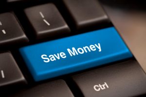 Ett tangentbord som har en tangent som det står "Save money" på